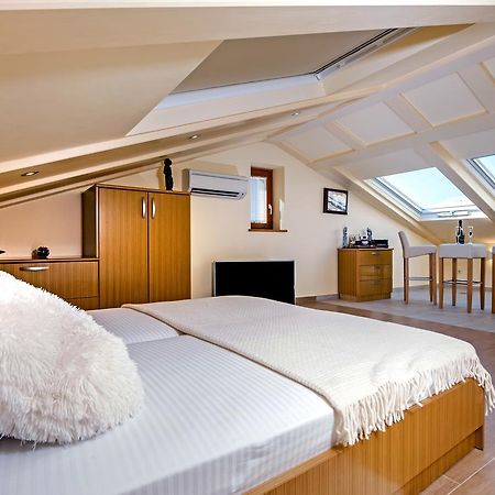 Guest House Golden Goose روفينج المظهر الخارجي الصورة